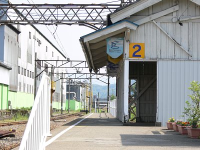 島式ホームの2番線ホーム
