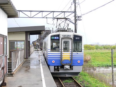 中角駅に停車する6100形電車