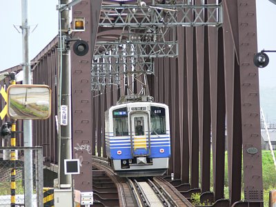 九頭竜川橋梁を渡る6100形電車