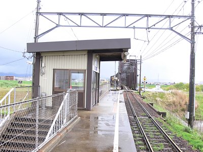 中角駅ホーム上の待合室