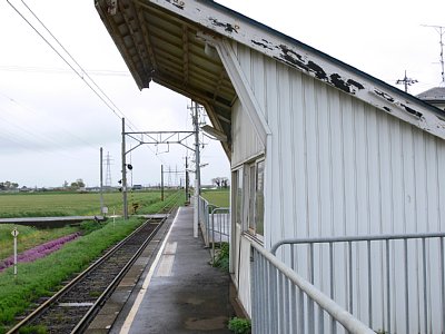 ホーム上の待合所は屋根がホーム側に張り出しています