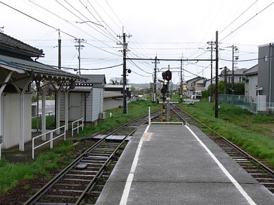 ホームと駅舎は構内踏切で渡ります