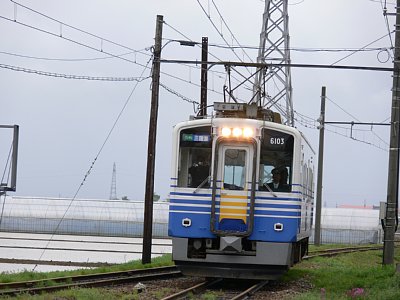 本荘駅に到着する6100形電車