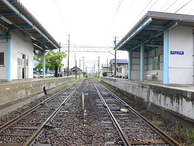 どちらのホームにも待合室があります