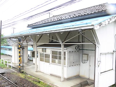 ホームから駅舎を見る