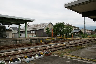ホームから駅舎は線路を横切ります