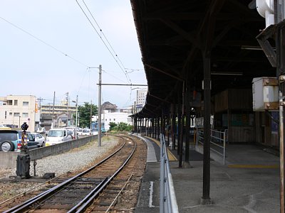 福武線ホームはカーブしています
