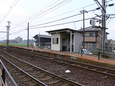 相対式ホームと待合室