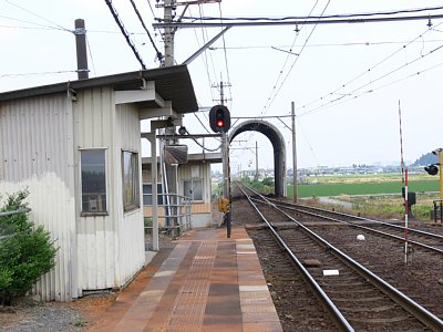 下りホームとスノーシェルター