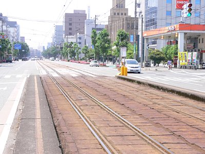 右側に裁判所や検察庁があります