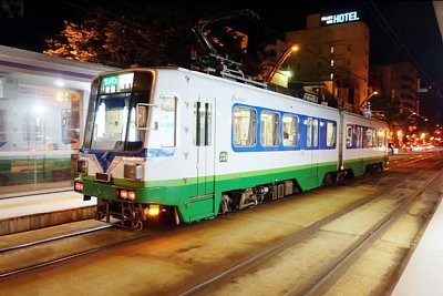 880系電車が到着します