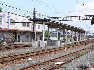 島式ホームと側線