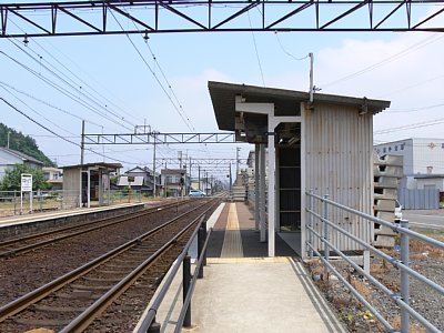 花堂駅の相対式ホームと待合所