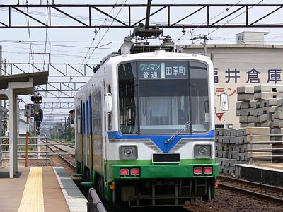 花堂駅に停車する770形電車