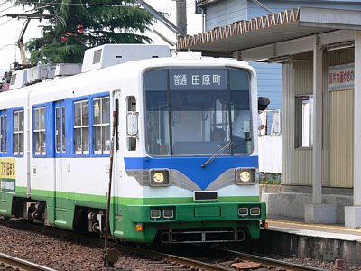 江端駅下りホームに停車する770形電車