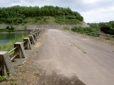 天端は自動車も通れます