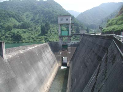 下流から洪水吐