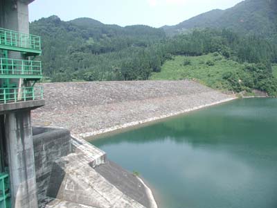 貯水池はみどり湖と呼んでいます