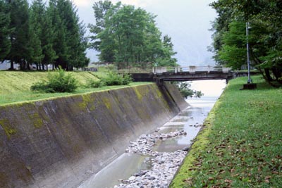 白水湖への開水路