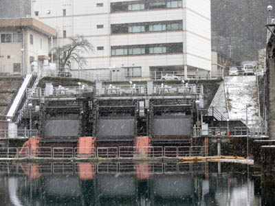 取水スクリーンと中部電力営業所