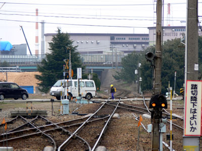この先で新湊線と分岐します
