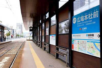 ホームは上屋がある