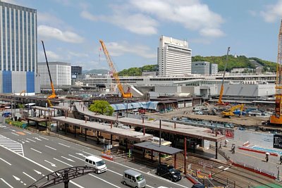 広島駅停留所ホームのそばで再開発