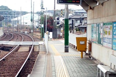 ホームの間に踏切あり
