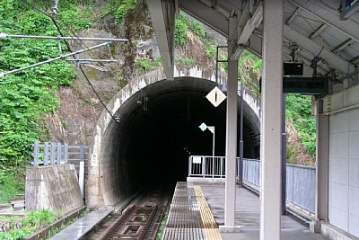 鍋立山トンネルの坑口