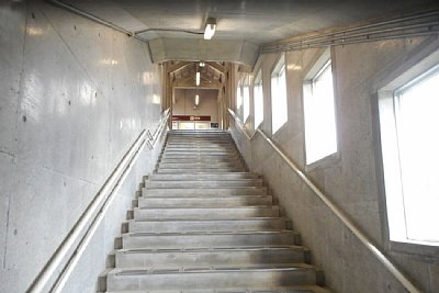 ホームへの階段