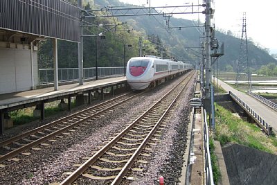 「はくたか」が通過します