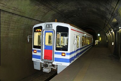 トンネル内にホームがあります