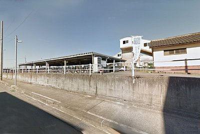 駐輪場と跨線橋があります