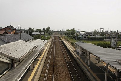 ホームは2面3線です