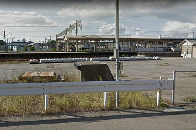 ホームに駅名標が