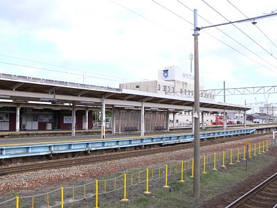 地鉄ホームからJRホームを見る