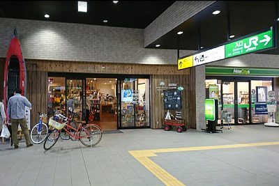 自由通路には店舗が並んでいます