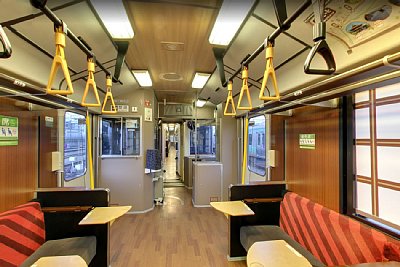 飯山線ホームには普通列車が停車しています