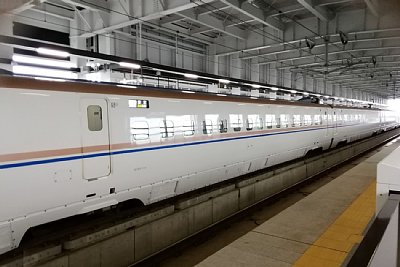 東京行き新幹線が停車しています
