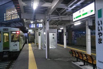 飯山線ホームには普通列車が停車しています