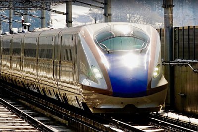 E7系新幹線が到着します