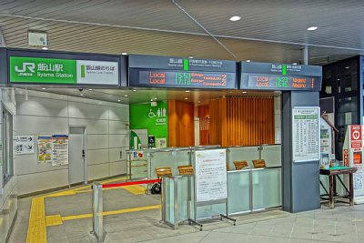 飯山線のりばは、階段を降りたところです