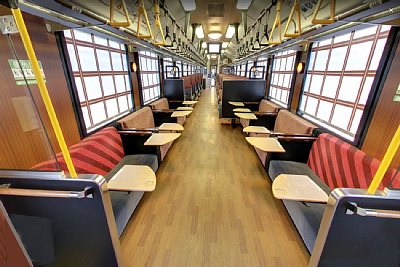 東京行き新幹線が停車しています