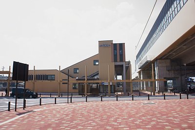 城端線駅舎は新幹線駅舎とは離れています