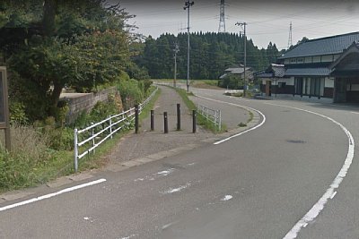 道路を跨いでサイクリングロードが続く