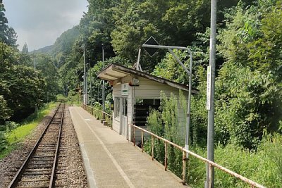 ホームに入るには線路を横切らないといけません