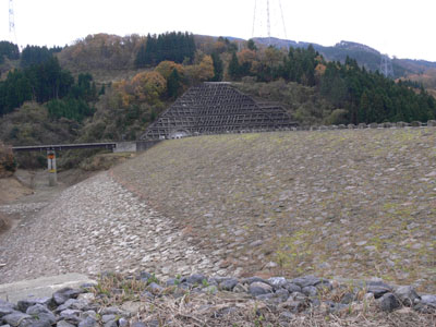 右岸上流側から堤体上流側を見る