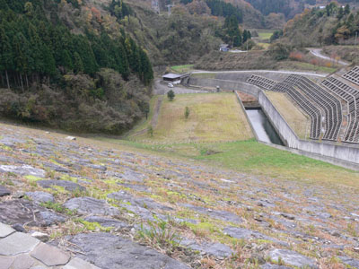 天端から下流側を見下ろす