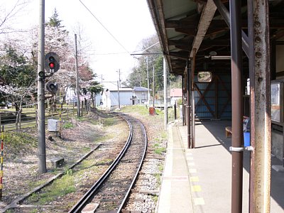 ホームから上り方面を見る