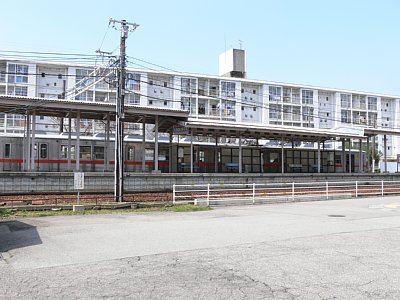 額住宅前駅に停車する7000系電車